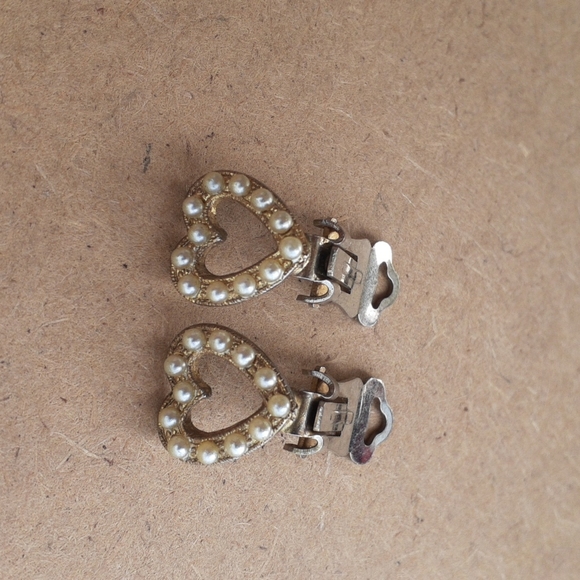 Antique Heart pearl clip on earrings - Picture 3 of 3